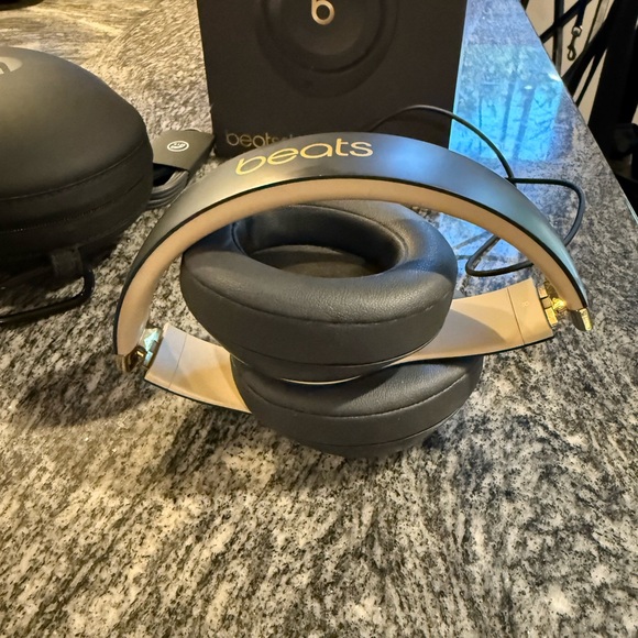 Studio3 Wireless Over-Ear Headphones - Gray and Gold - Picture 9 of 10